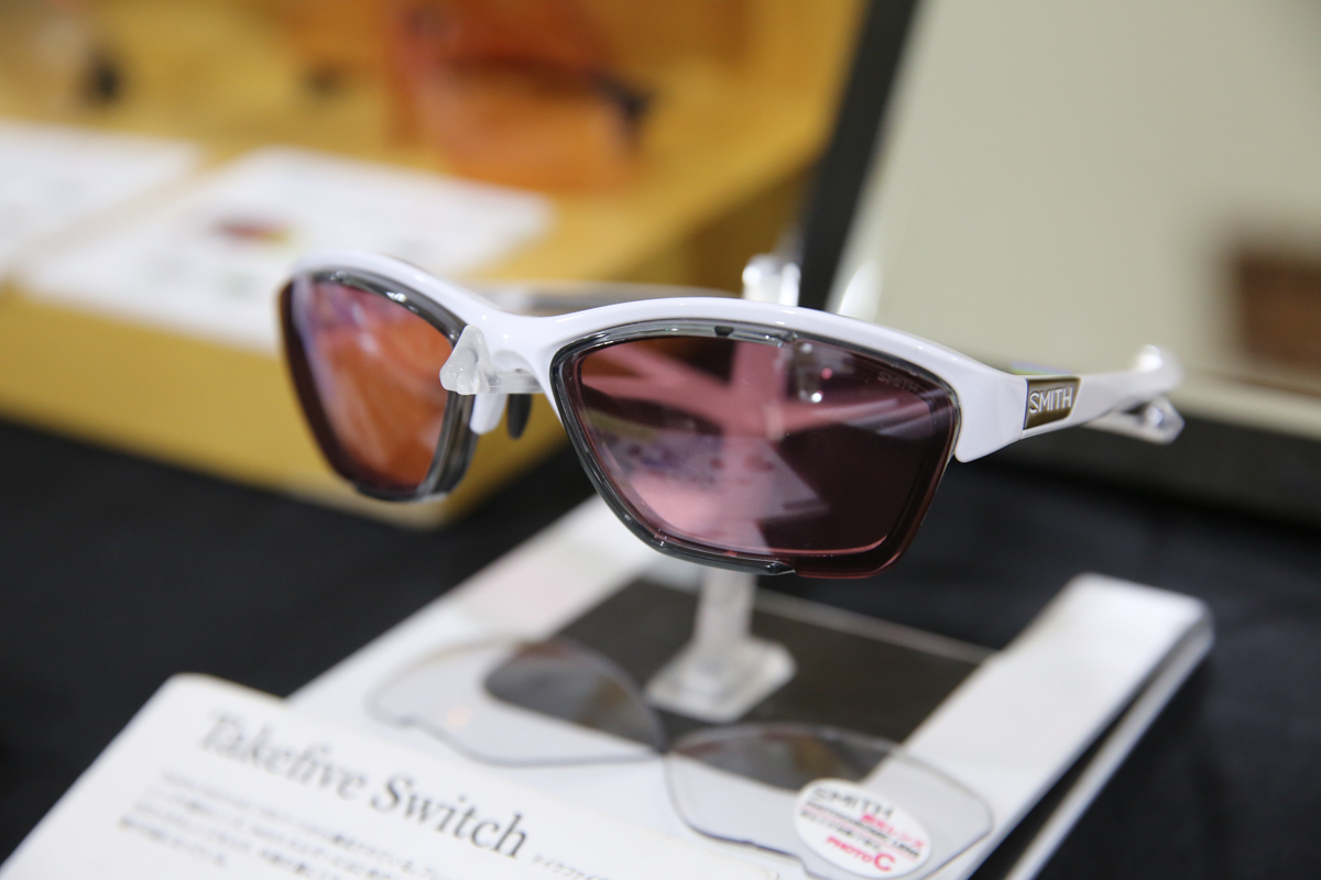 2重構造のレンズでサングラス機能とメガネ機能を一本で両立する「Takefive Swith」
