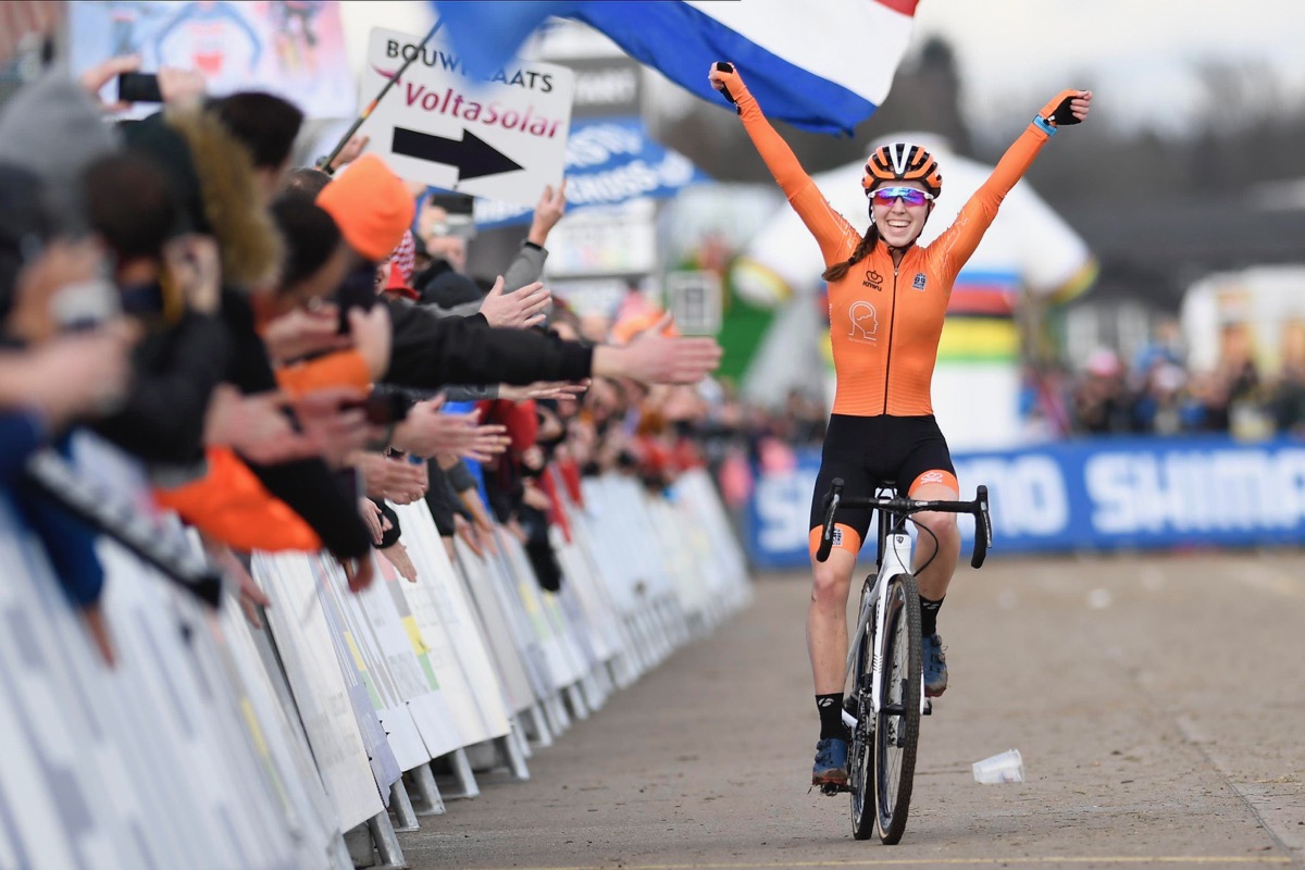 史上初開催の女子ジュニアレースで圧勝したシリン・ファンアンローイ（オランダ）