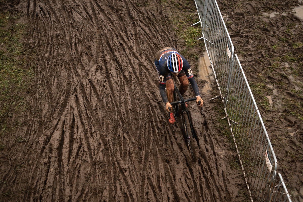 重馬場の泥コースを突き進むマリオン・ノーブルリブロール（フランス）