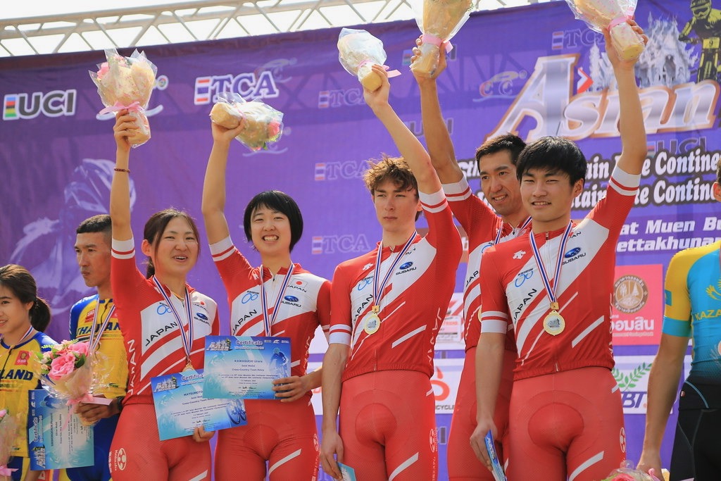 初日のチームリレーで金メダルを獲得した日本チーム（北林力、今井美穂、川口うらら、松本一成、山本幸平）