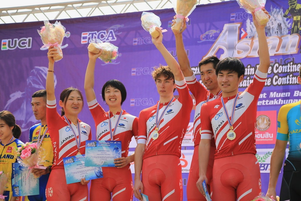 初日のチームリレーで金メダルを獲得した日本チーム(北林力、今井美穂、川口うらら、松本一成、山本幸平)