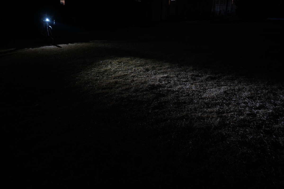 KEEN（ハイモード）での撮影。光源部分は小さな光だが、しっかりと地面を照らし出している