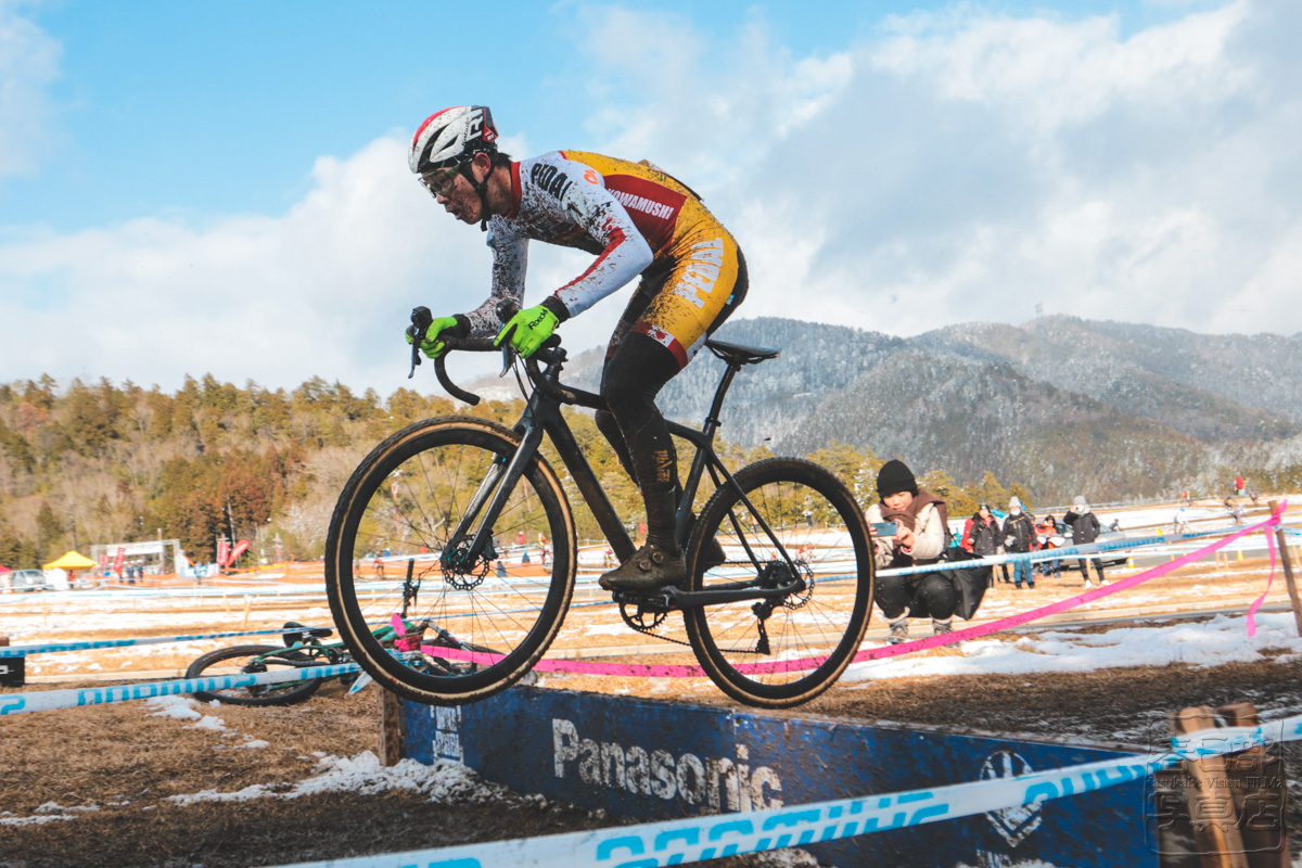 バリアをバニーホップで越える織田聖（弱虫ペダルサイクリングチーム）