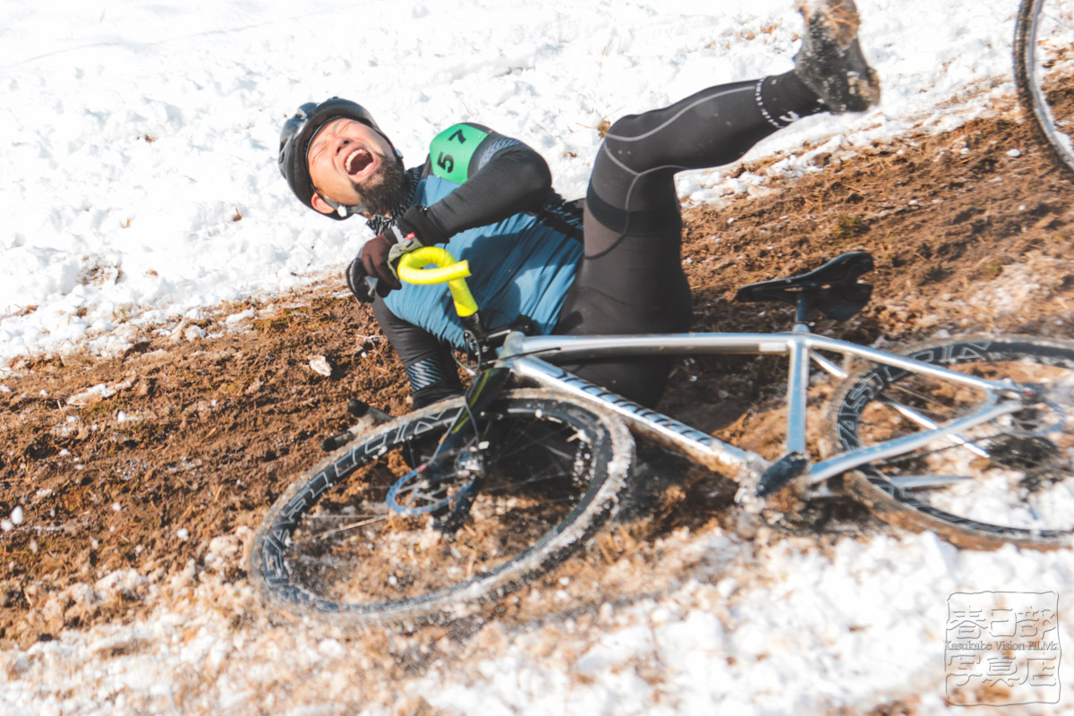 雪の下には水分をタップリ含んだ芝があり、下位カテゴリでは転倒する選手も多く見られた