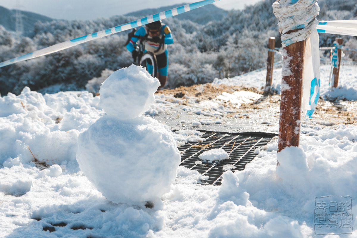 コースサイドのあちこちに大小の雪だるまが出現した