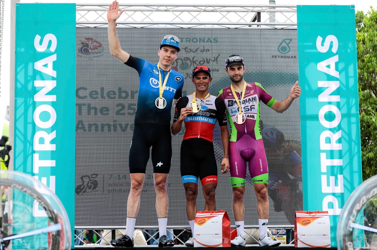 ステージ表彰。モハメドハリフ・サレー（マレーシア、トレンガヌInc.TSGサイクリングチーム）が中央に上がる