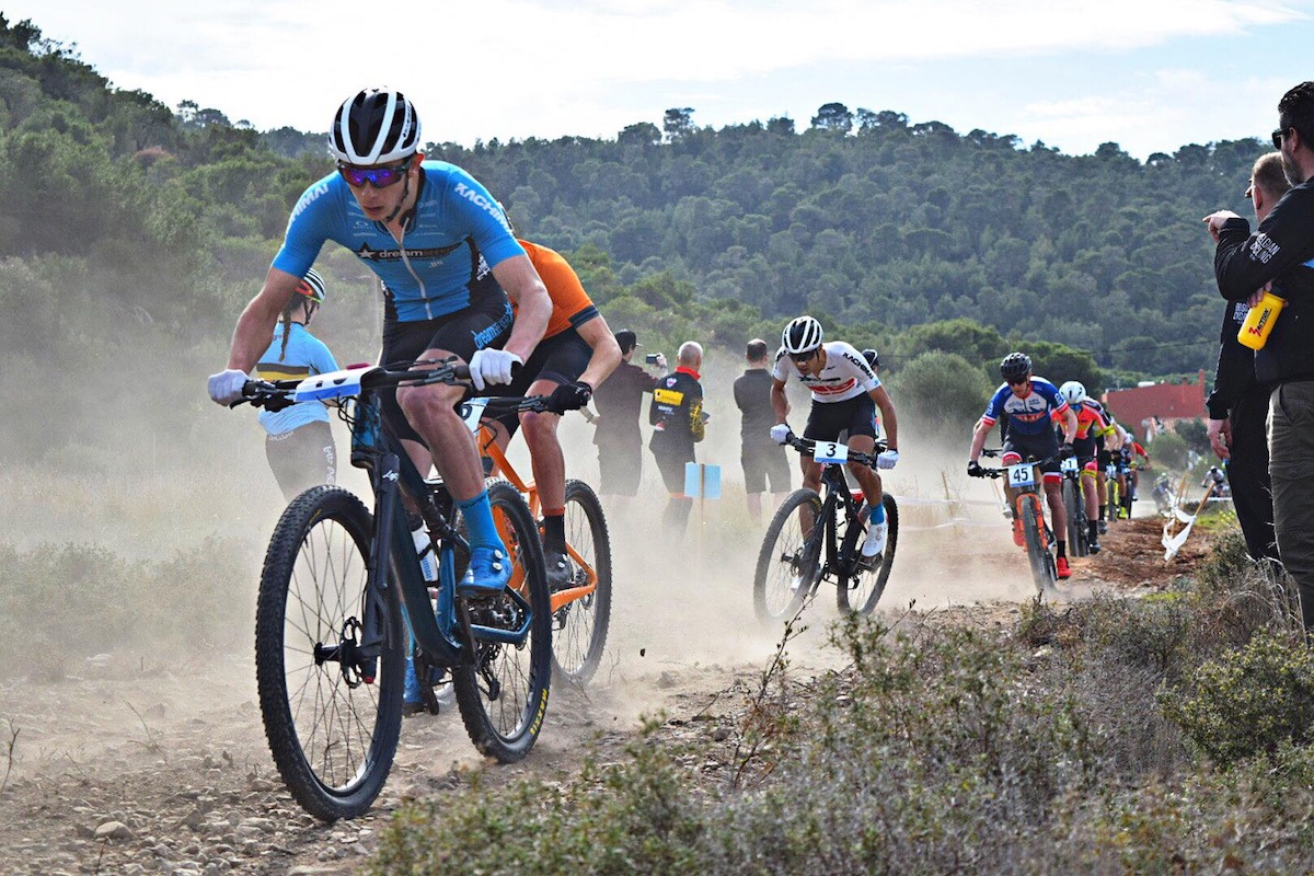 山本と共に走る北林力（Dream Seeker MTB Racing Team）。第2レースでは総合10位に入った