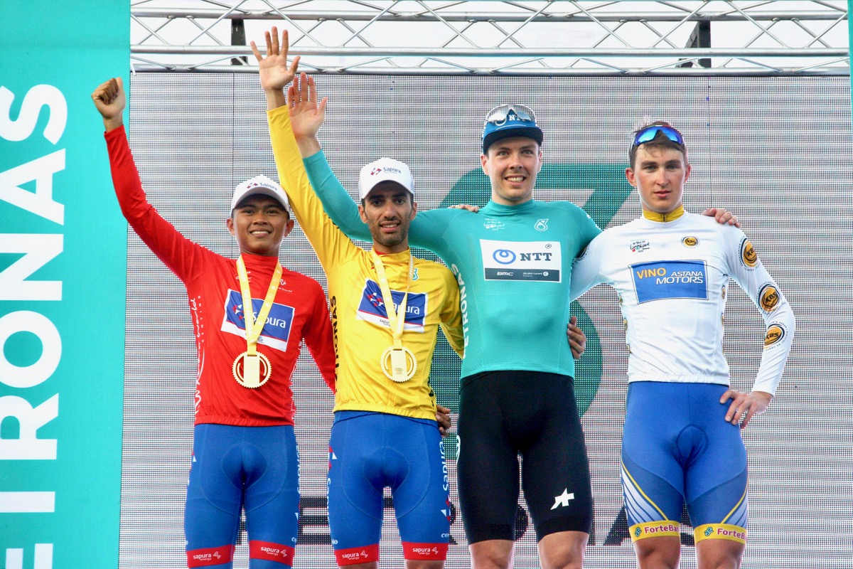 各賞ジャージ受賞者が並ぶ。ダニーロ・セラーノ(イタリア、チームサプラサイクリング)がリーダージャージを確定させた