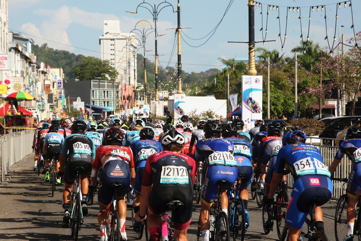 ランカウイ島の周回コースを走る選手たち