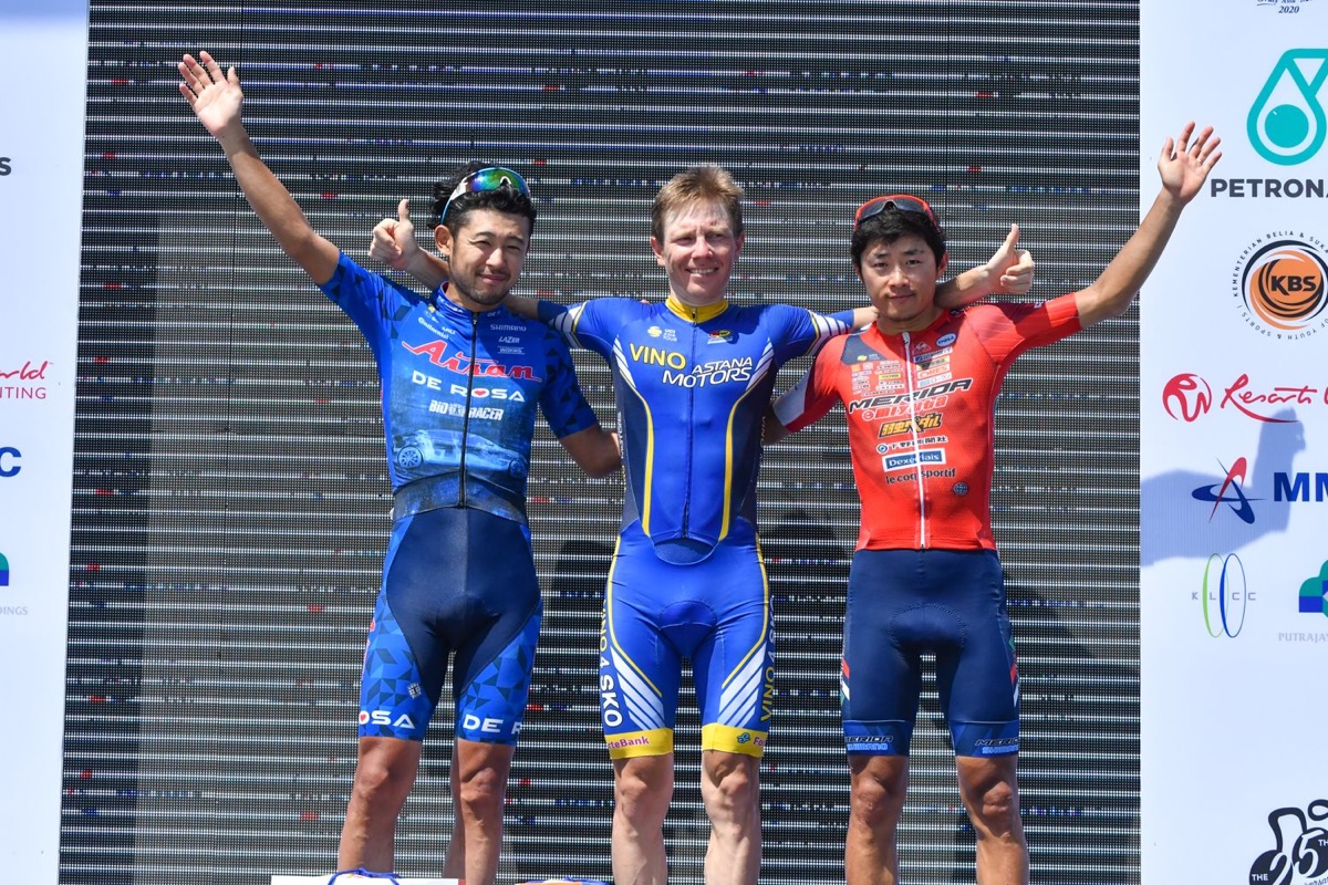 愛三工業レーシングチームでは多くのUCIアジアツアーのレースを走った伊藤雅和（写真左・2020年マレーシアインターナショナルにて）