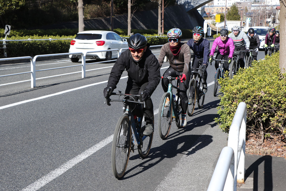 案内人の日比谷さんを先頭に城山道の坂を走り抜けていく