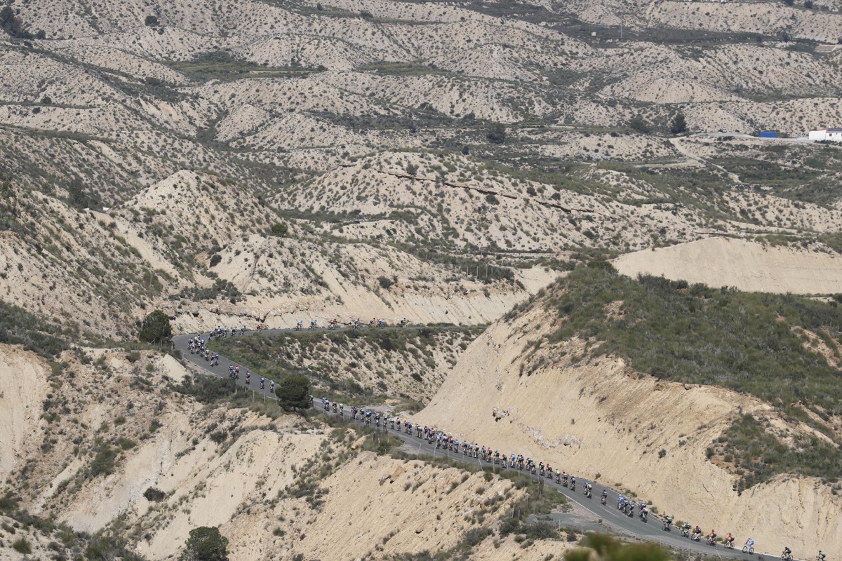 ムルシア州の荒涼とした山岳地帯を走る