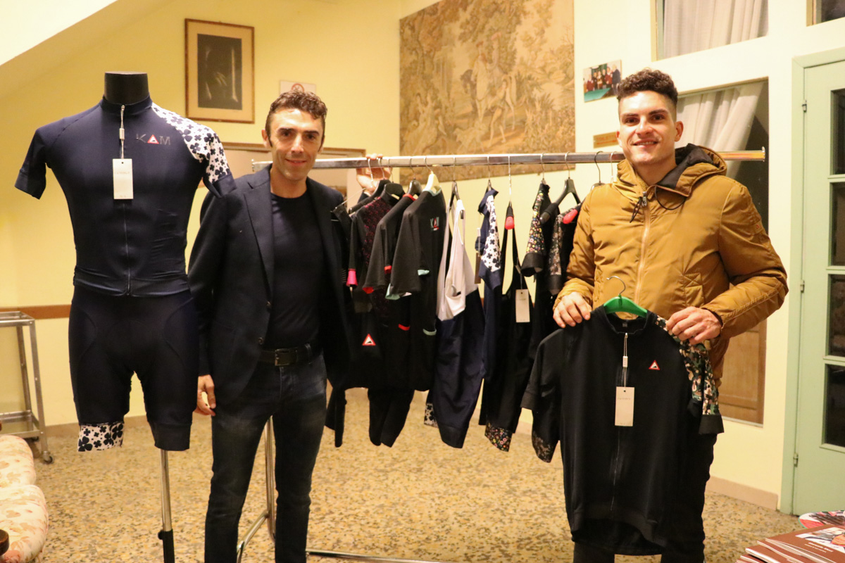KM Cyclingwearはクリスチャン(K)スバラーリとマヌエーレ(M)モーリが立ち上げた新しいサイクリングウェア・ブランドだ