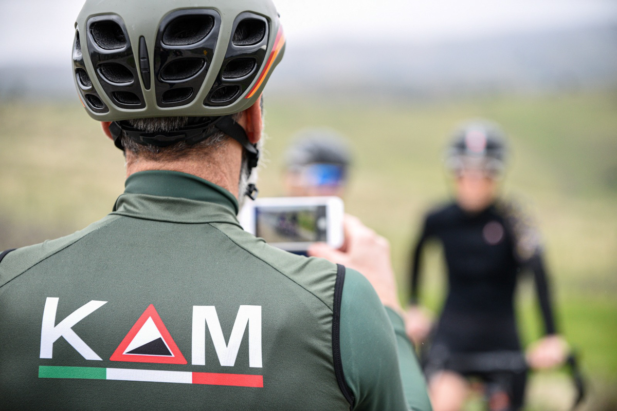 KM Cyclingwearのシンボルマークはイタリアの傾斜度表示看板がモチーフ