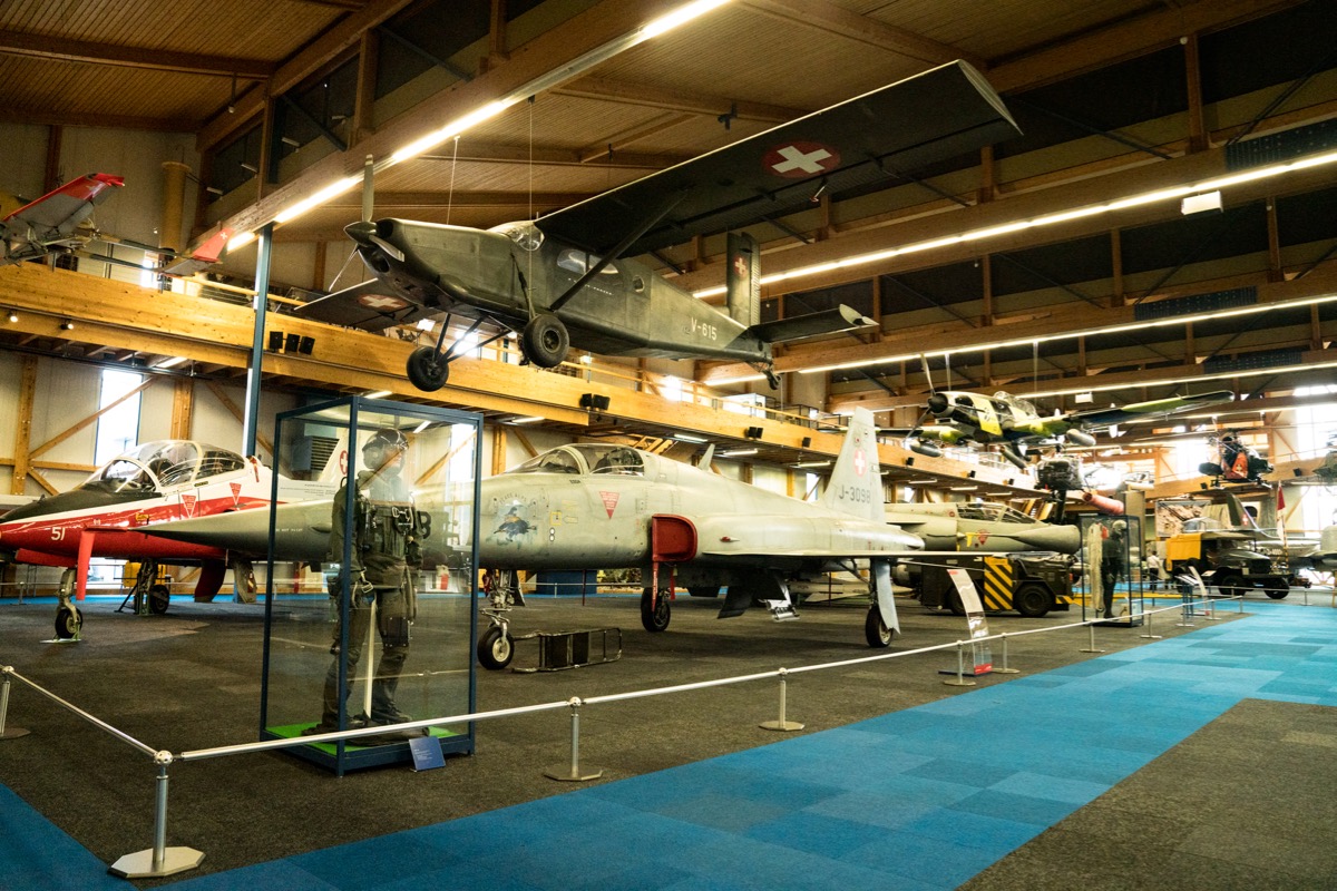 プレスセンターはなんと戦闘機が鎮座する博物館の中にあった