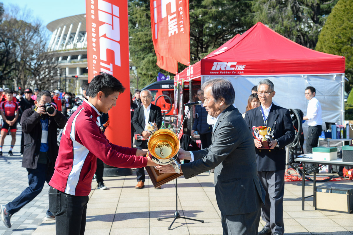 昨年優勝の早稲田大学から優勝杯が返還される