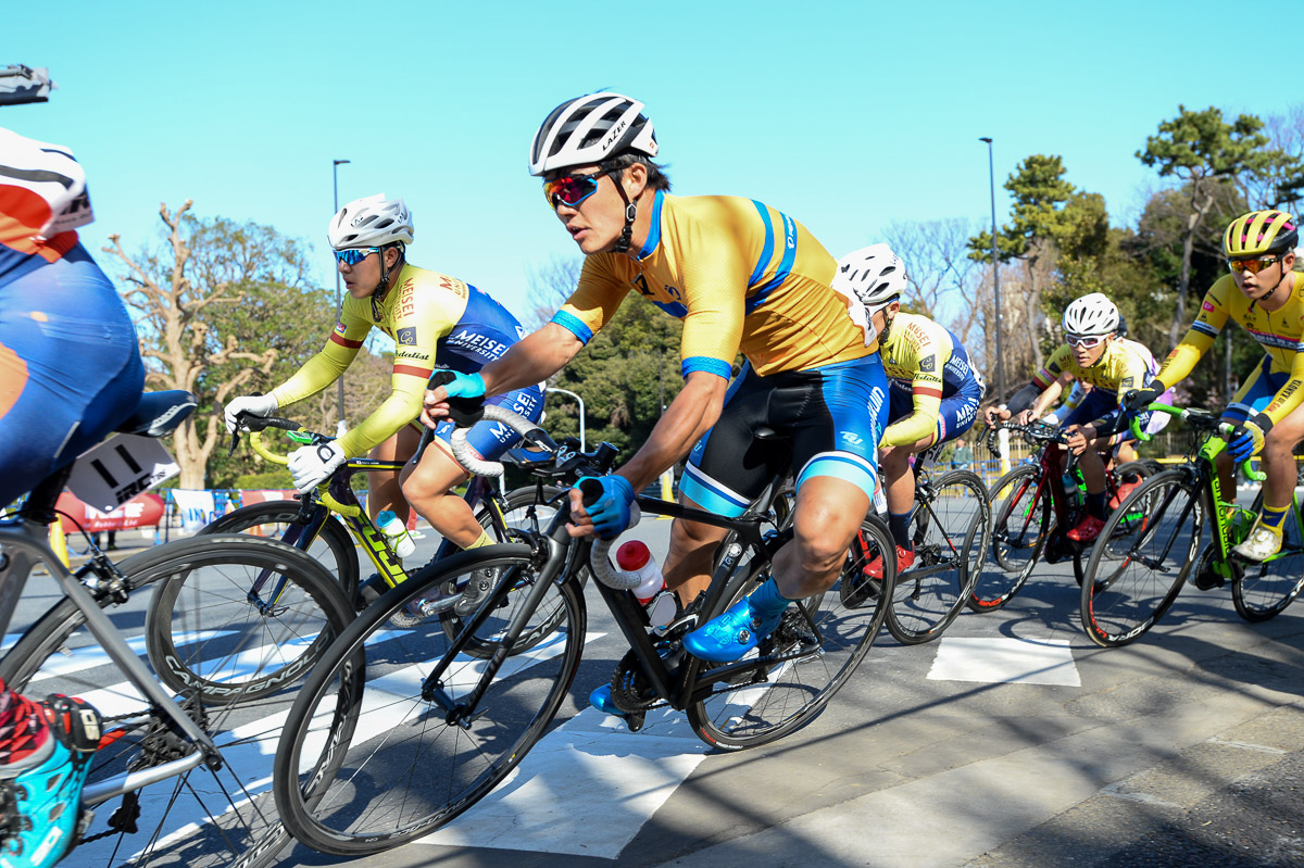 グループ1 レース序盤は集団中ほどでレースを進めるRCSリーダージャージの風間翔眞（東北学院大学）