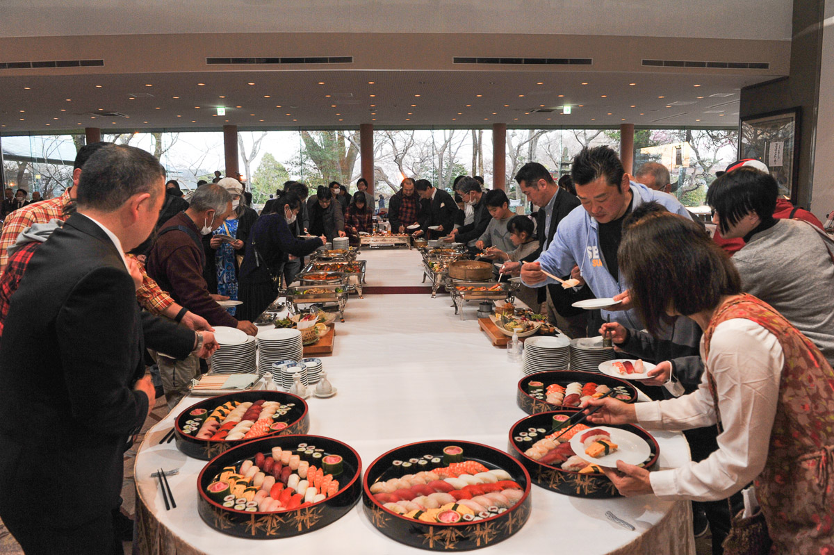 宇都宮名物の餃子や栃木県の名産品など用意された料理は参加者の胃袋へ