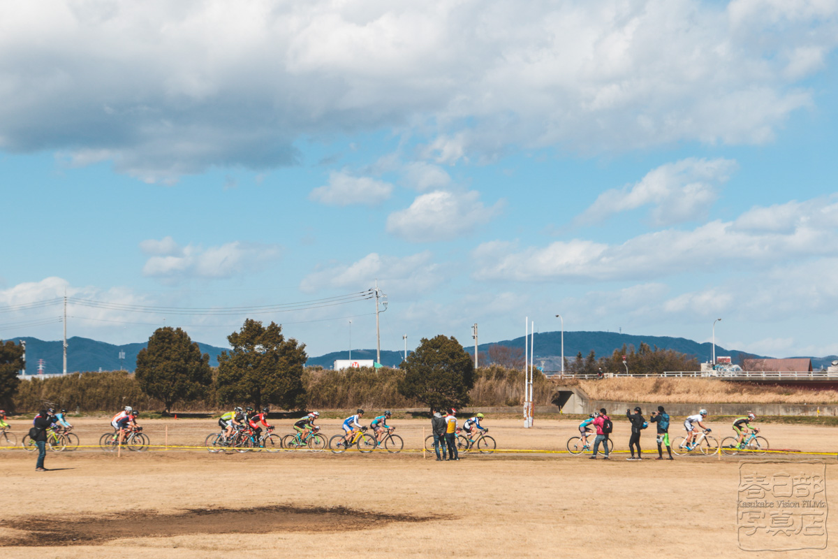 C1、好スタートを切ったのは積田連（SNEL CYCLOCROSS TEAM）と加藤健悟（臼杵レーシング）、この時弱虫ペダルの二人はまだ後方にいる