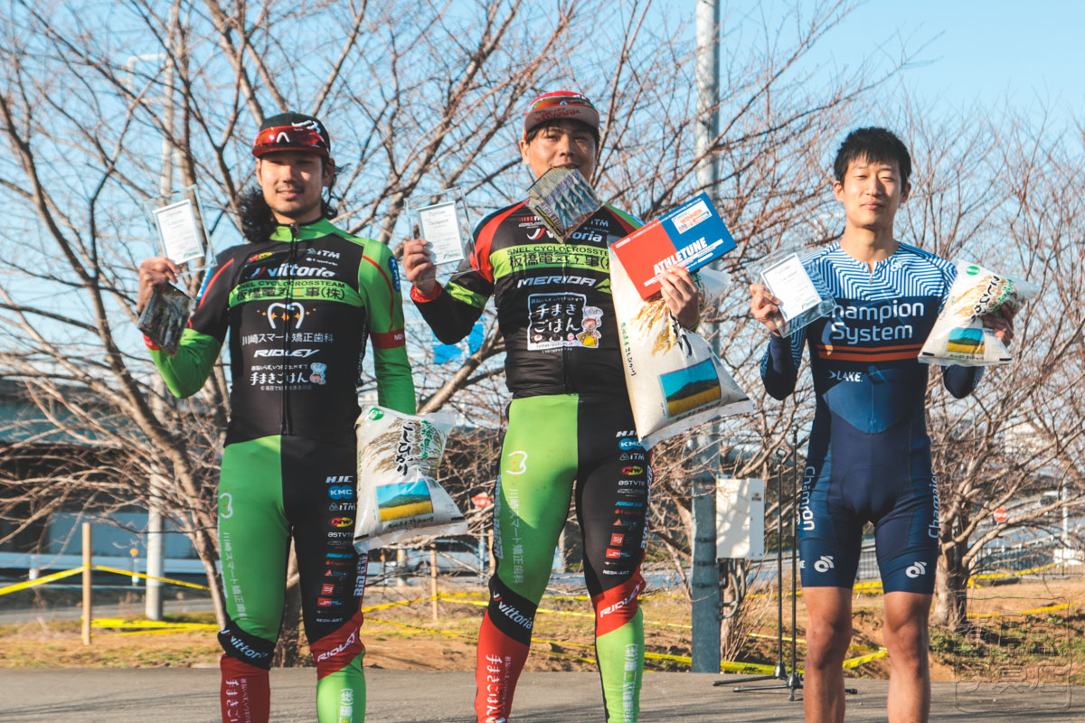 C1ポディウム。優勝:向山浩司(SNEL CYCLOCROSS TEAM)、2位:佐川祐太(SNEL CYCLOCROSS TEAM)、3位:折橋孝治(Champion system japan test team)