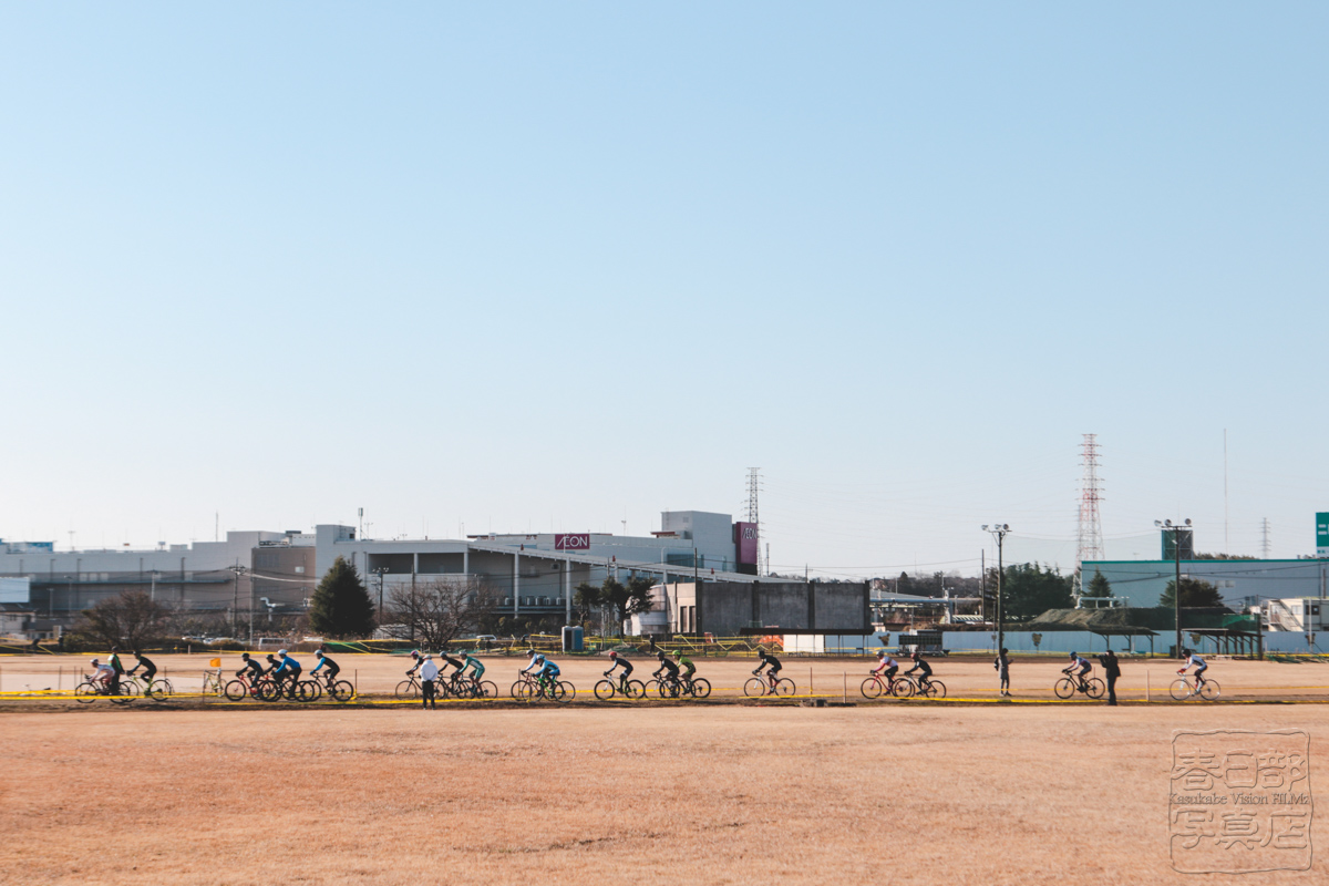 ショッピングモールを背景にこの日の第1レースがスタートした