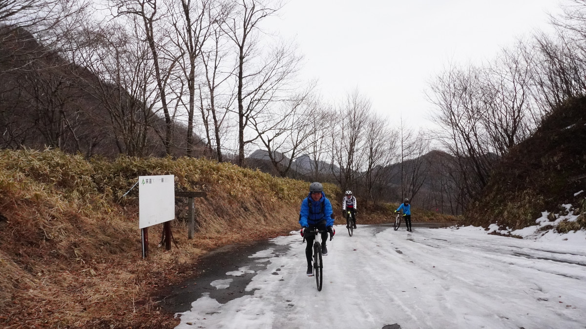 雪の残る峠のピークに到着。