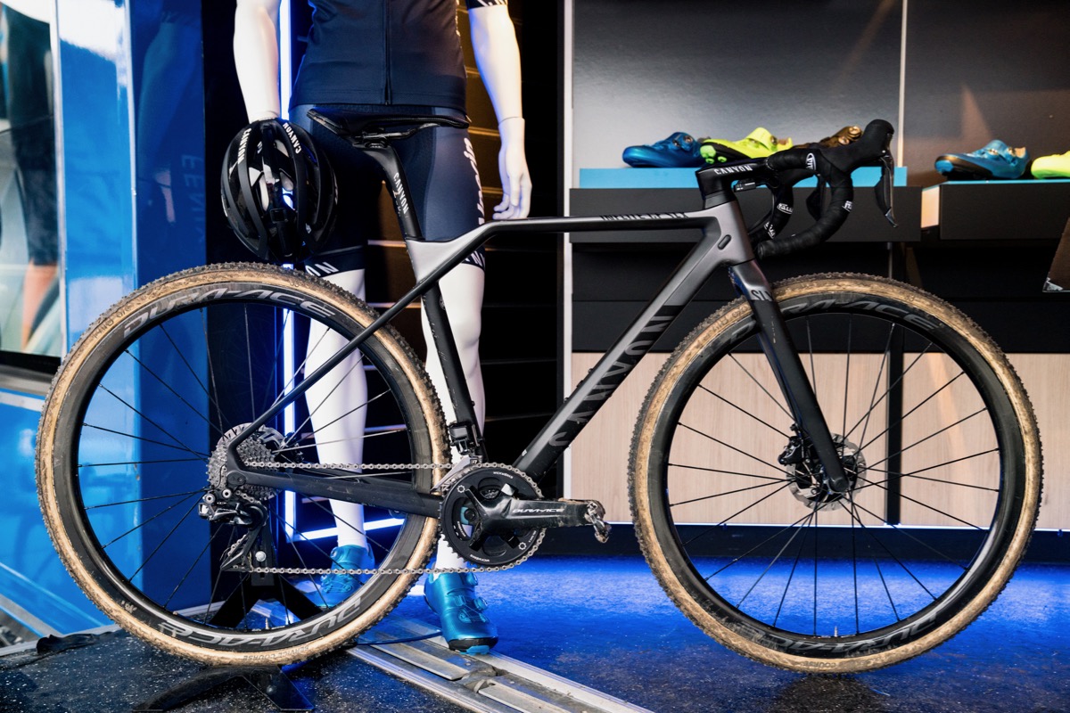 レースで使用されたグレーのキャニオン INFLITE CF SLX。シマノブースに展示されていた