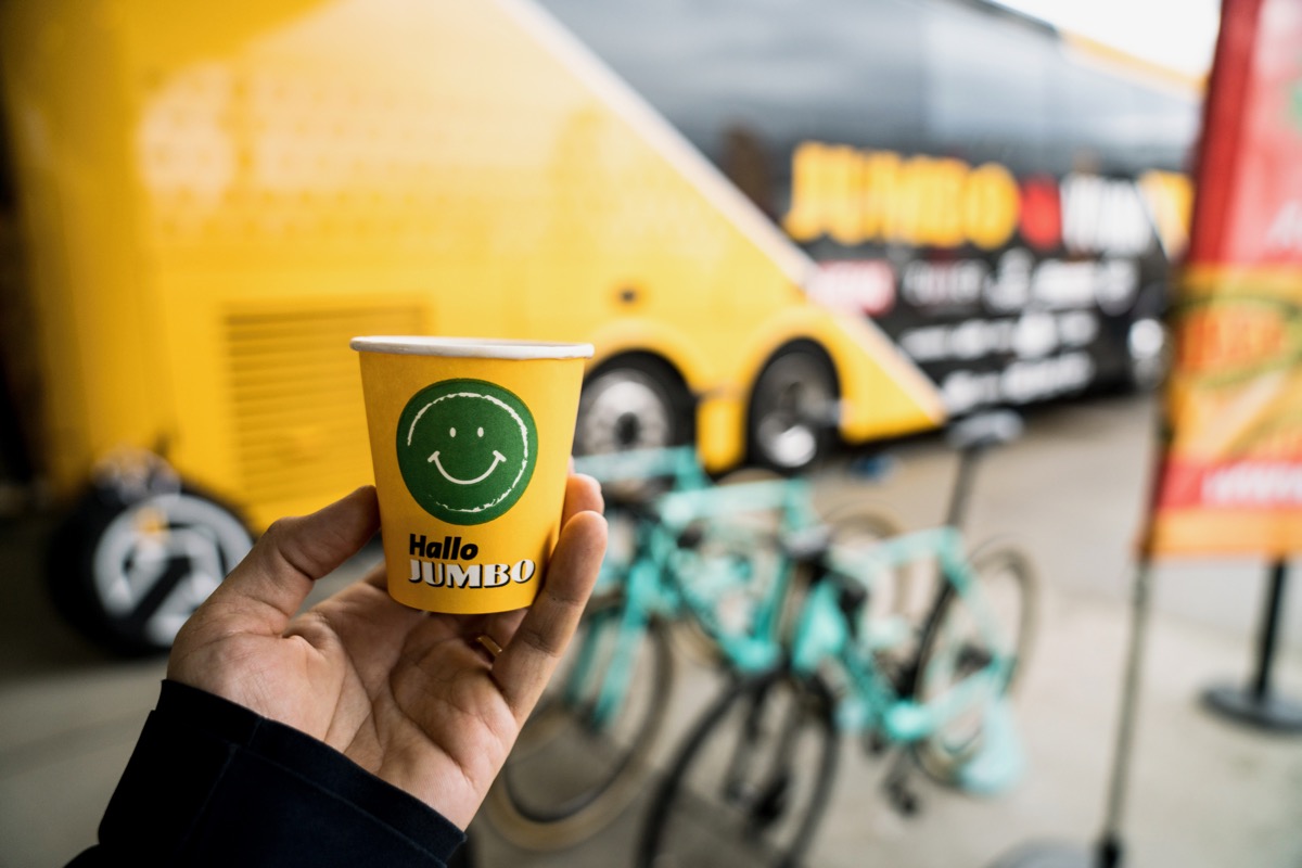 チームメカニックからコーヒーの差し入れを頂いた。ちなみにオランダのスーパーマーケットであるユンボ店内では同じカップでフリーコーヒーが飲める