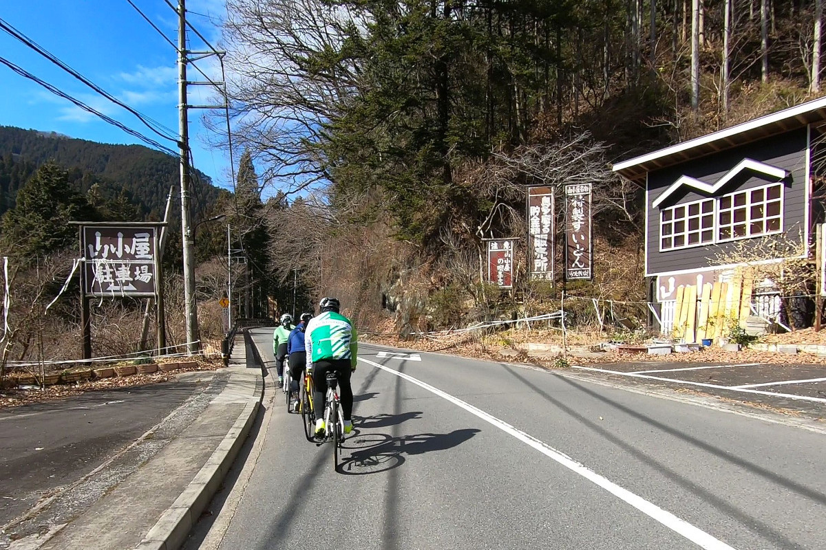 山小屋の前を通り過ぎていく　いつの間にやら休業中