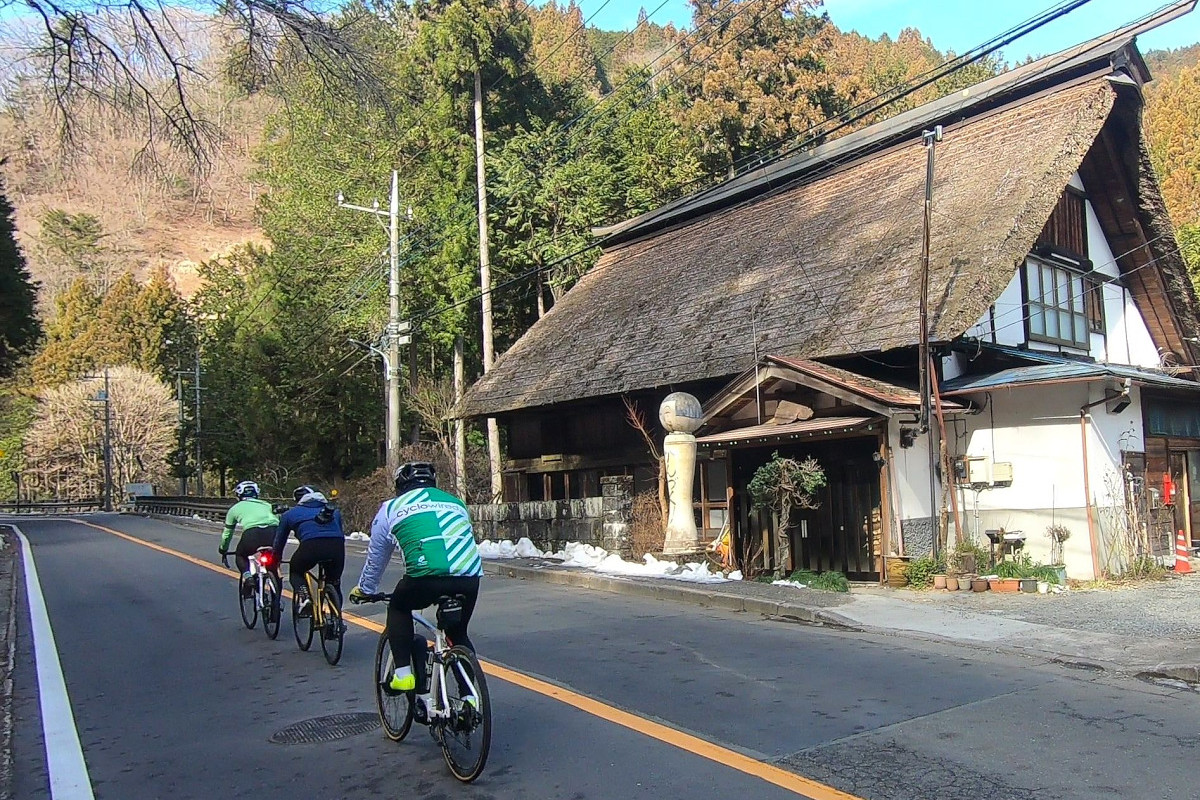 大きなこけしが見守ってくれるかんづくり荘の前を通過