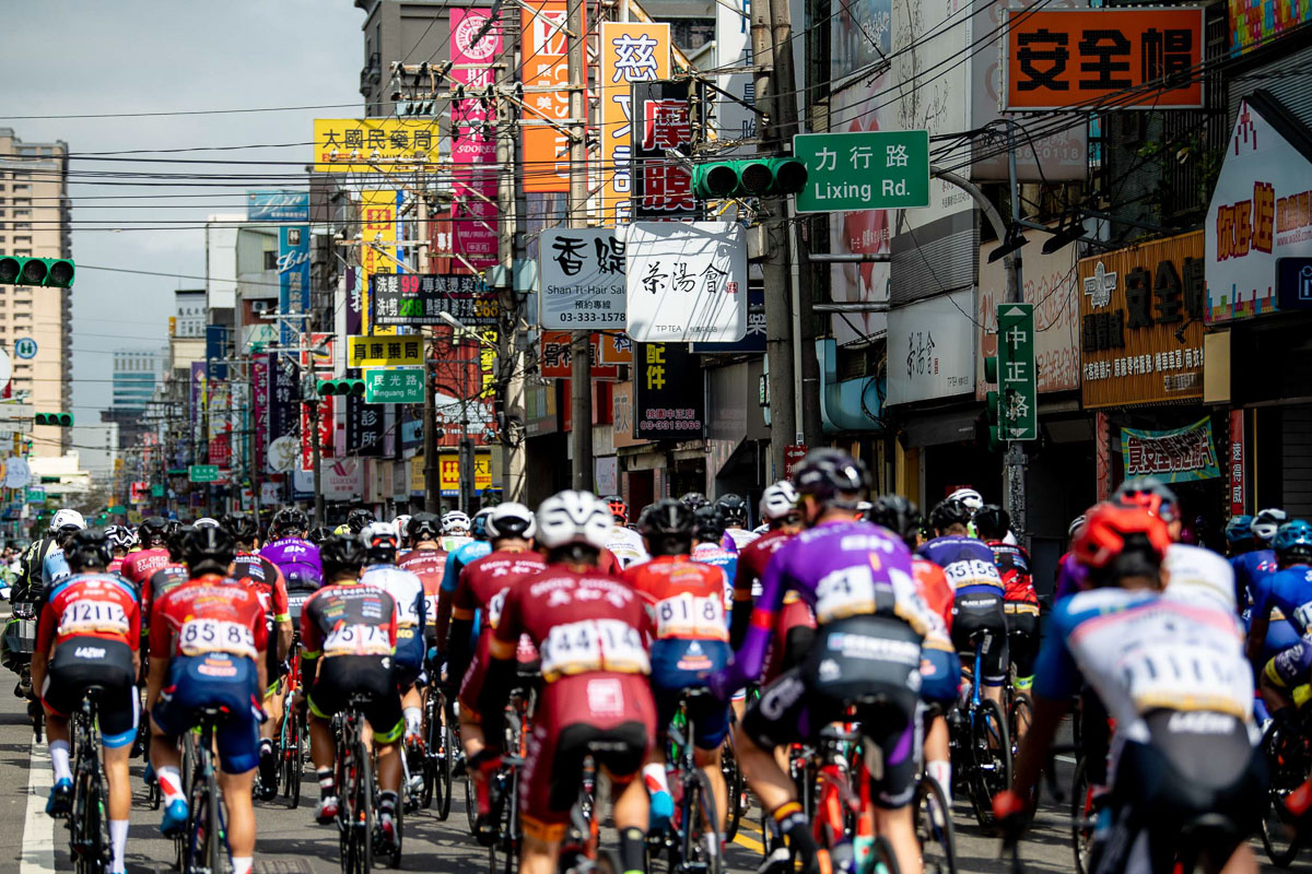 台湾らしい街並みの中を行く集団