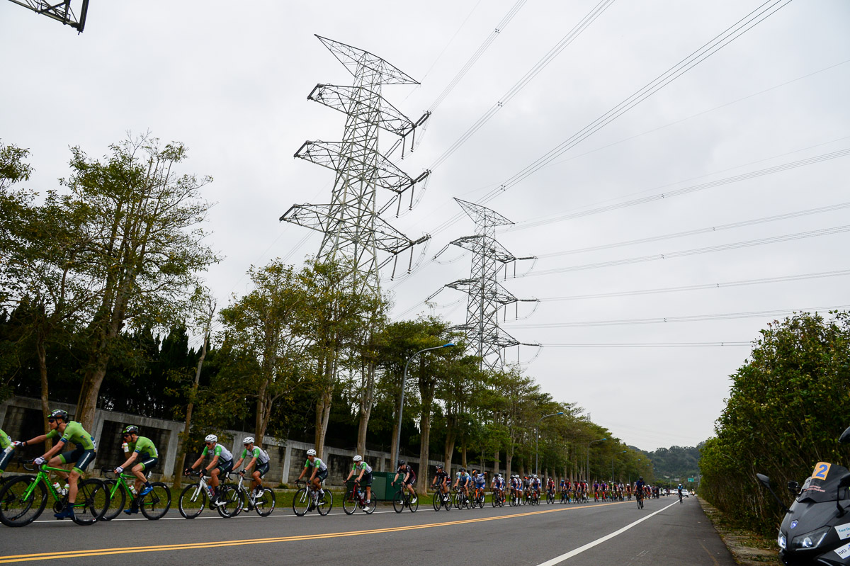 前半は寒さを感じる曇り空の下レースが進行