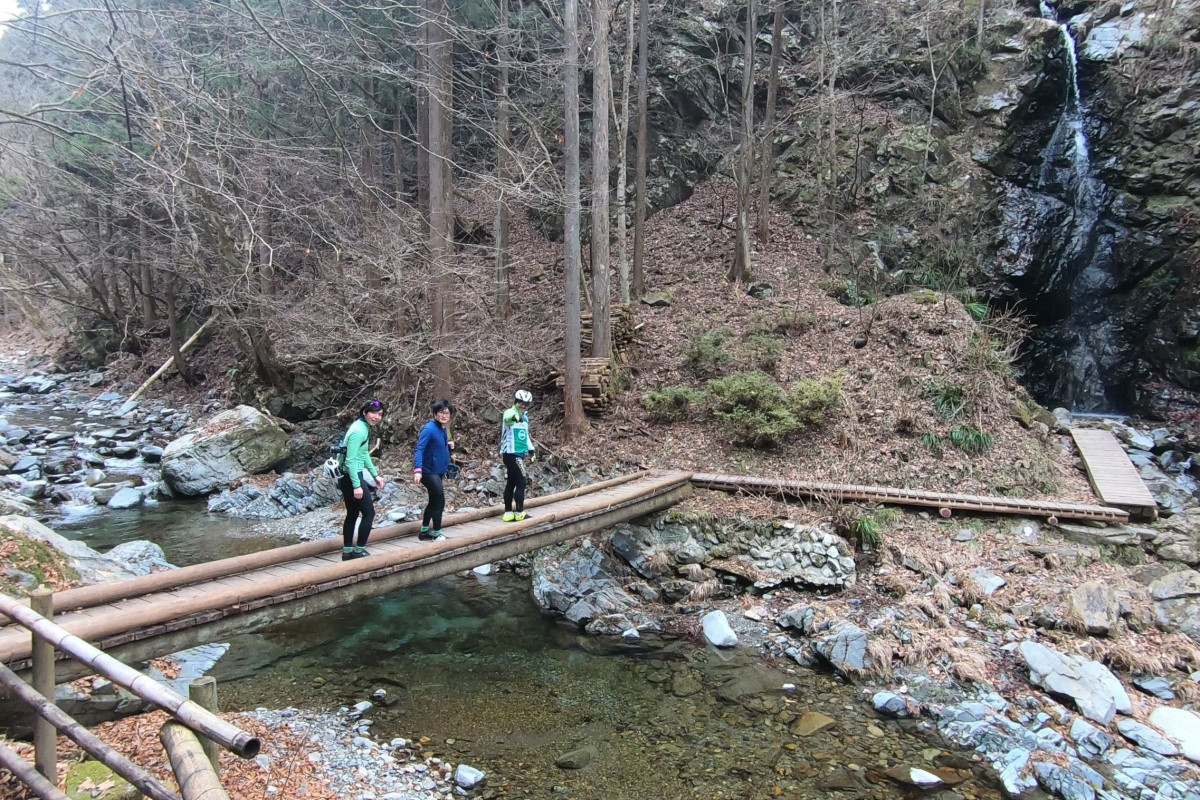 綺麗な川にかかる橋を渡ると