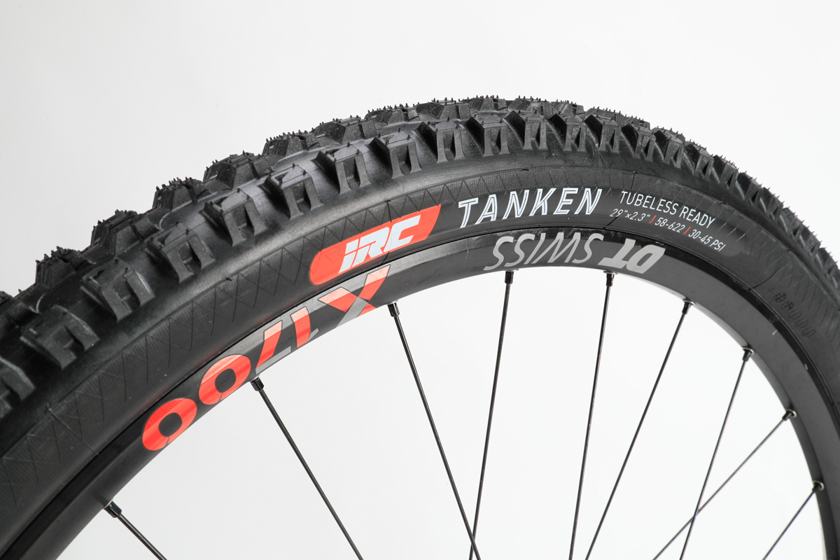 IRC TANKEN TUBELESS READY　　サイドウォールには耐パンクの補強が入る