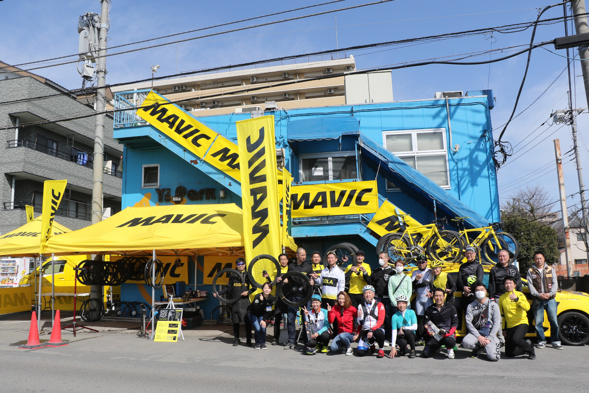 青い建物が目印のワイズロード府中多摩川店。MAVIC JACK期間中は黄色のノボリが目立つ