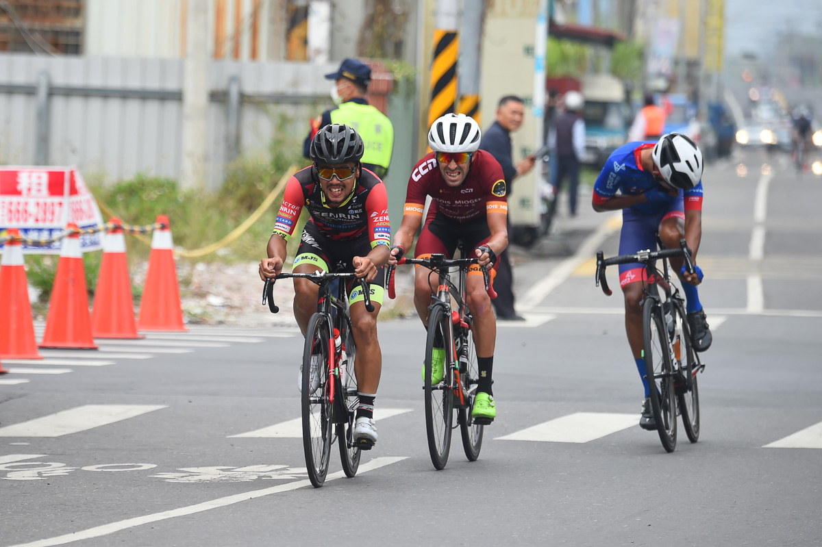 先行した3名を追走する武山晃輔（チーム右京）