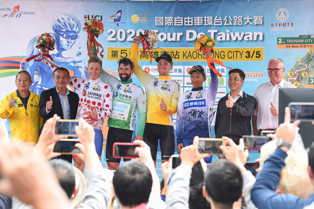 今年のツール・ド・台湾で山岳賞を獲得したマーカス・キュリー（左から3人目）