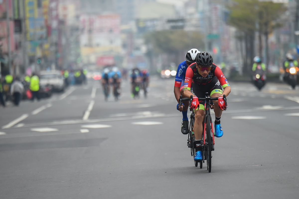 序盤のアタック合戦から抜け出した小石祐馬（チーム右京）