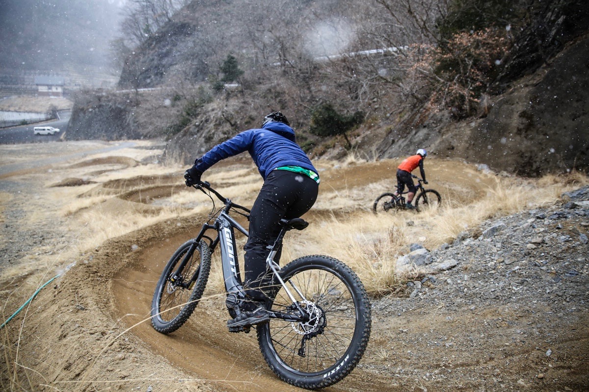 スムーズな路面ではFATHOMの運動性能に磨きが掛かる