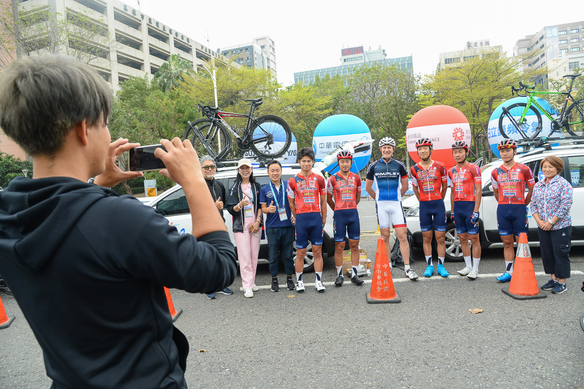 記念撮影に応じる宇都宮ブリッツェン