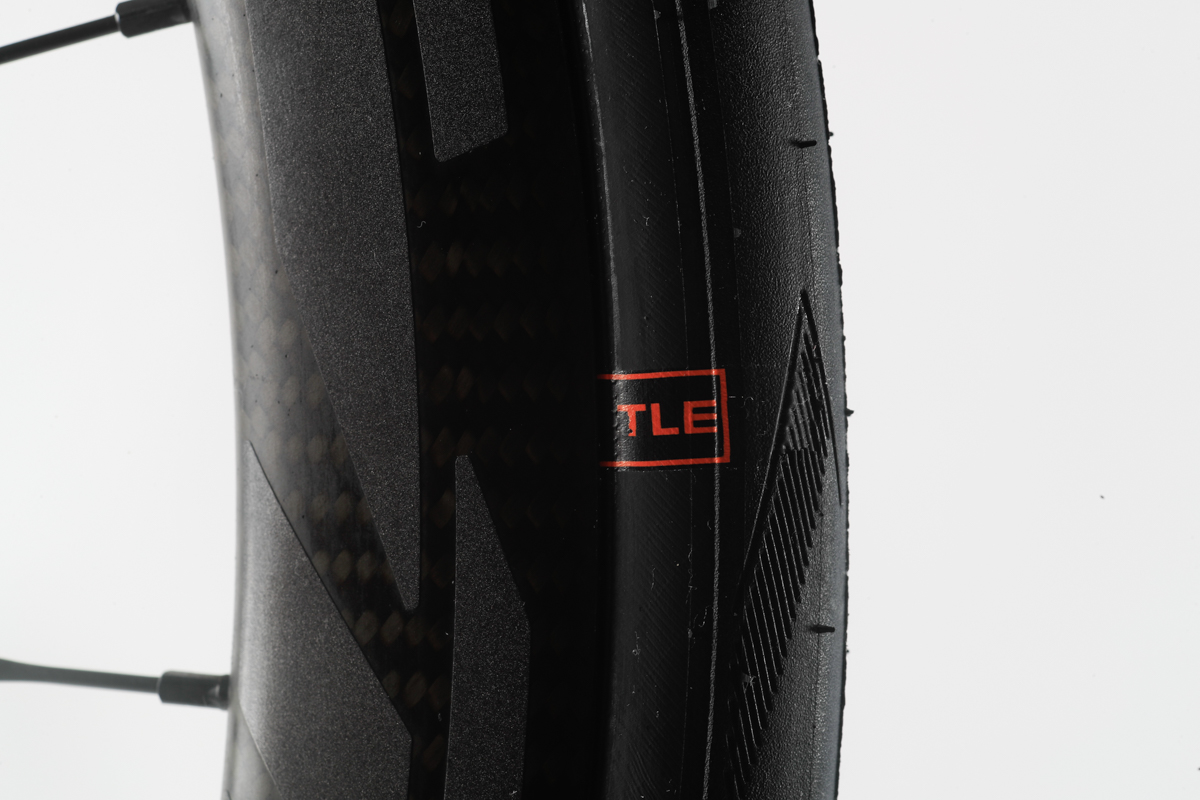 タイヤのサイド部には「TLE」の表示がある