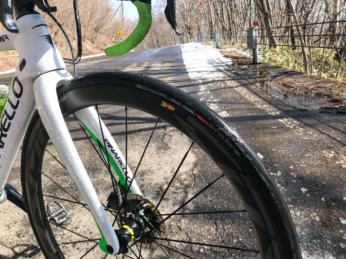 雪解け水の流れる那須高原の山岳道路にて。ウェット路面のグリップの高さに感心した