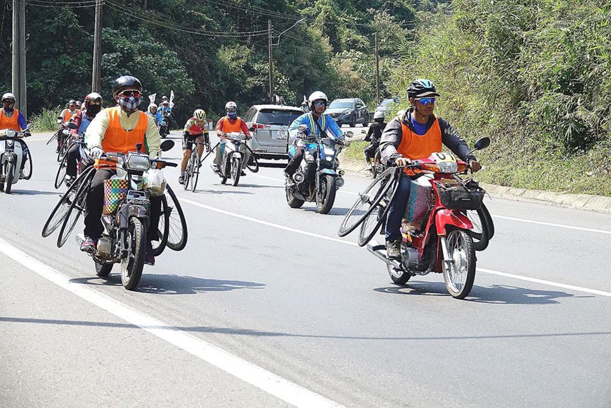 タイナショナルの一人逃げが決まる。ベトナム交通事情の関係から機材や食料の補給はオートバイから受け取る