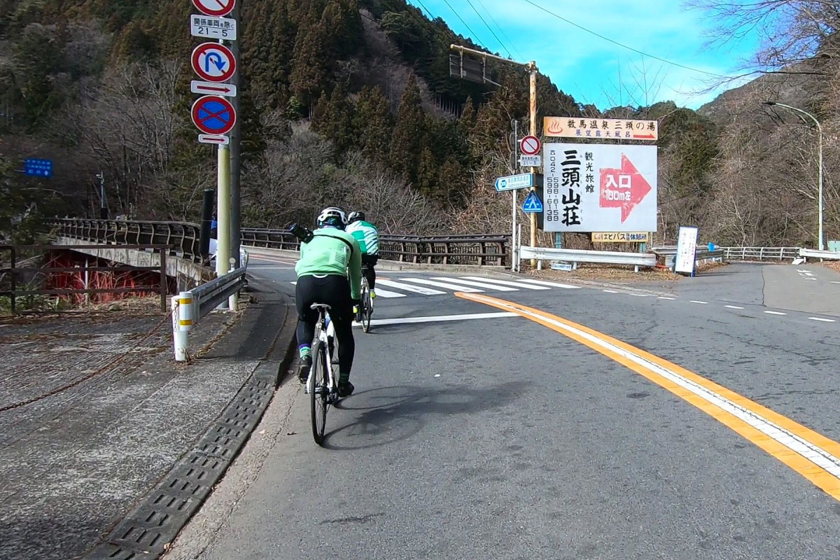 三頭山荘との分岐点 考えてみたらここも右に曲がったことは無い