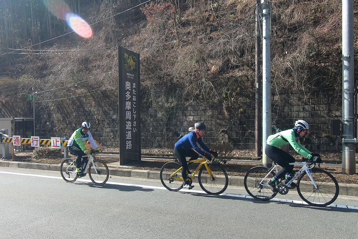 奥多摩周遊道路のゲート跡を通過 40分切れたこともあるのだけど、遠い昔の話である