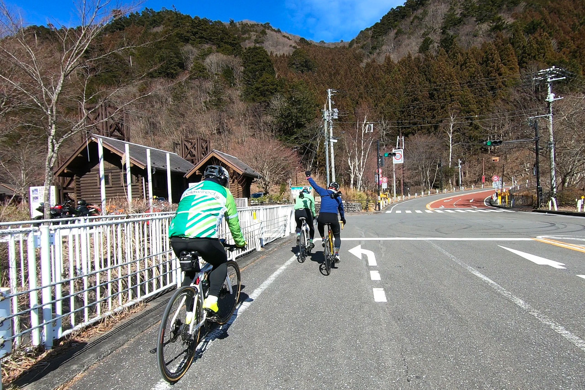 E-BIKEの威を借るオヤジの相手をしつつ、やっと都民の森にゴール！