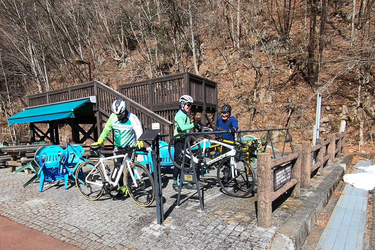 バイクラックに自転車を掛けます