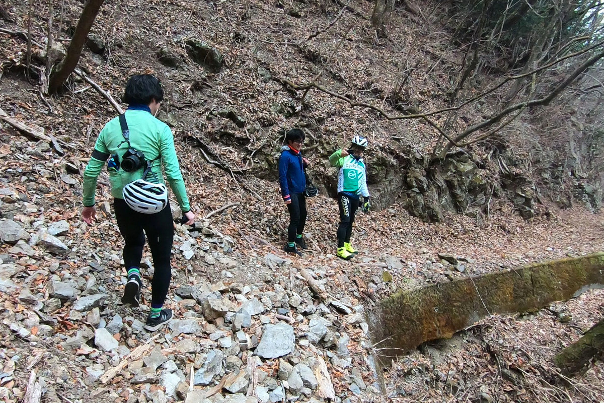 帰りは別の登山道へ。かなりガレているので、ビンディングシューズはキビしい