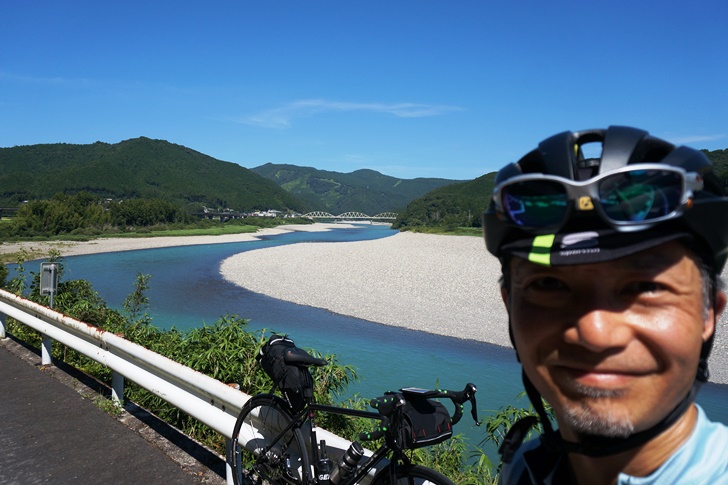 河川敷も広く大河の風格を湛える熊野川沿いのサイクリングは、とても気持ちが良い！