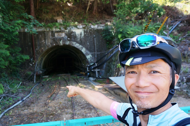 このトンネルもさきほど乗車したトロッコ鉄道の一部で、どうやらこの奥でつながっているらしい…